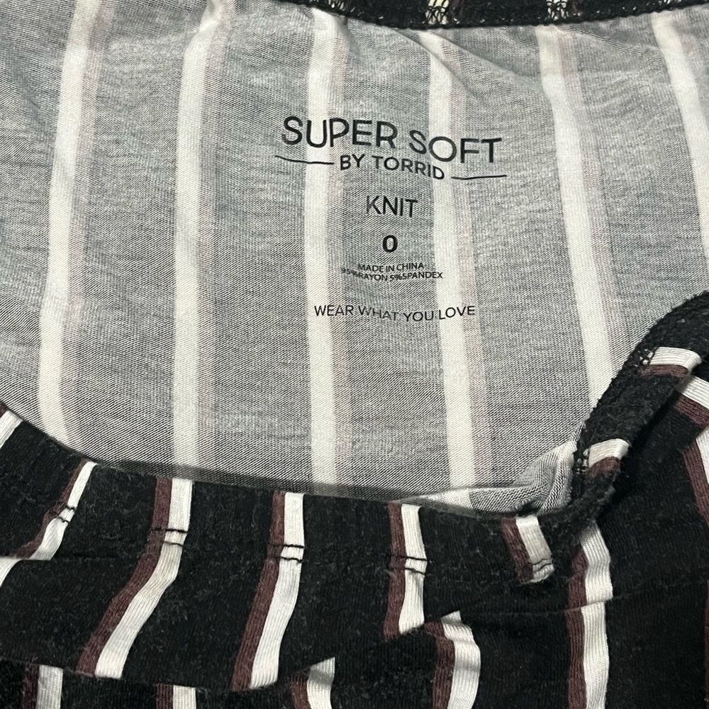 Torrid sz 0 (12) Black ,Brown, and White Capri length romper VGUC - Picture 7 of 7